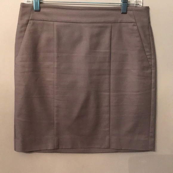 Like new! Ann Taylor Taupe skirt. - Picture 1 of 4